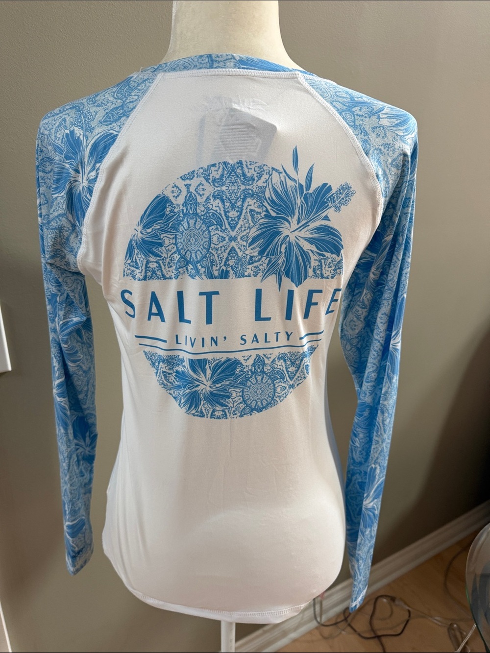 NWT Salt Life Women’s Long Sleeve Performance Shirt Blue & White Floral UV Top S - Picture 4 of 7